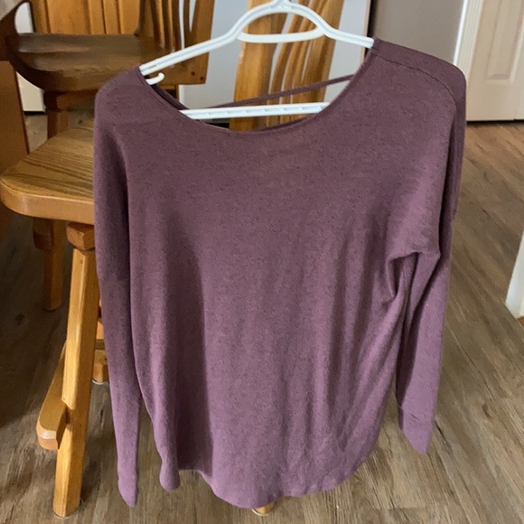 Nice purple shirt with stylish back! - Picture 2 of 3